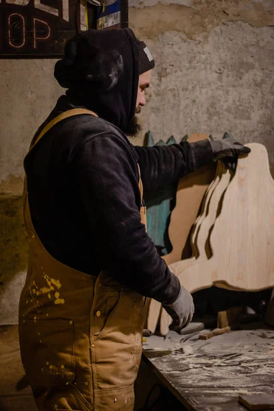 Tukang kayu di bengkel — Stok Foto