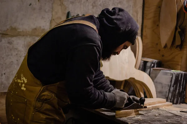 Carpenter working with plane — Stock Photo, Image