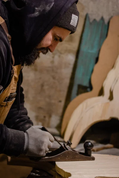 Carpenter working with plane — Free Stock Photo