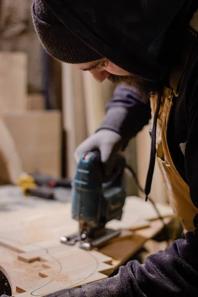 Carpenter working with an electric jigsaw — Stock Photo, Image