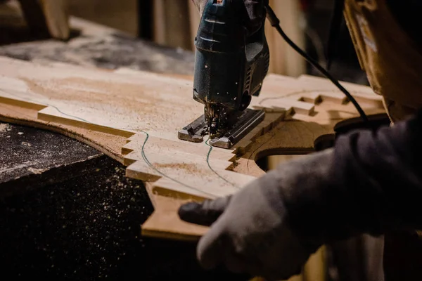 Carpenter using an electric jigsaw — Stock Photo, Image