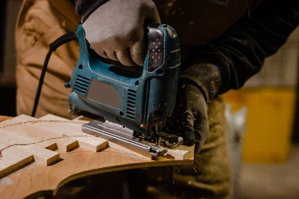 Carpenter menggunakan jigsaw listrik — Stok Foto