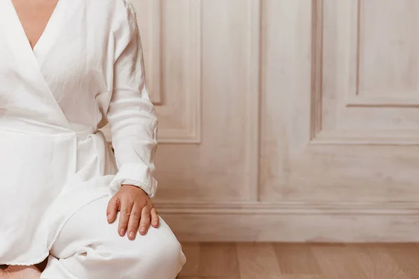 Practicing Yoga Qigong Home Unrecognizable Woman Wearing White Costume Sitting — Stock Photo, Image