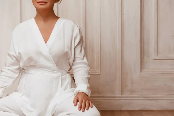 Øver Yoga Qigong Derhjemme Ugenkendelig Kvinde Iført Hvidt Kostume Sidder - Stock-foto