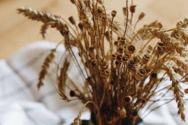 Vazoda buğday ve haşhaş buketi.