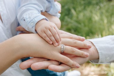 Baba, anne ve bebeğin elleri.