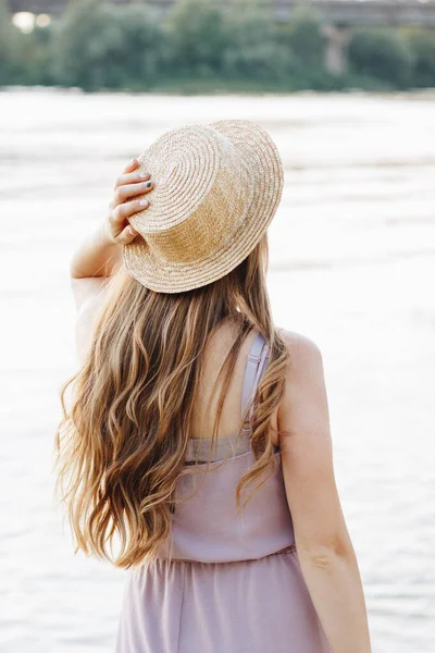 Vista Posterior Mujer Joven Con Hermoso Pelo Largo Con Sombrero — Foto de Stock