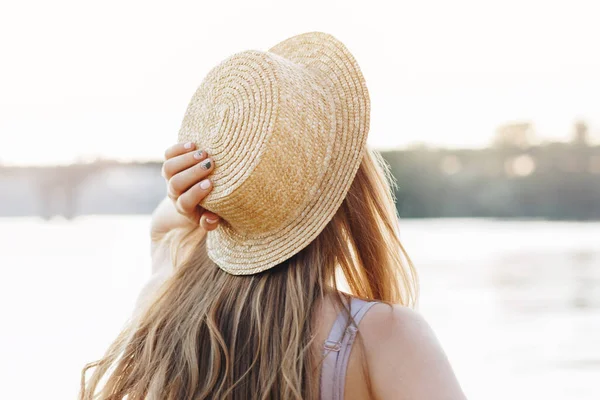 Vista Posterior Mujer Joven Con Hermoso Pelo Largo Con Sombrero —  Fotos de Stock