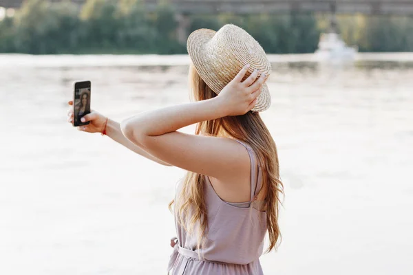 Side View Young Woman Wearing Straw Hat Taking Selfie Photo — Stock Photo, Image