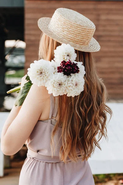 Vista Posteriore Giovane Donna Con Bei Capelli Lunghi Che Indossa — Foto Stock