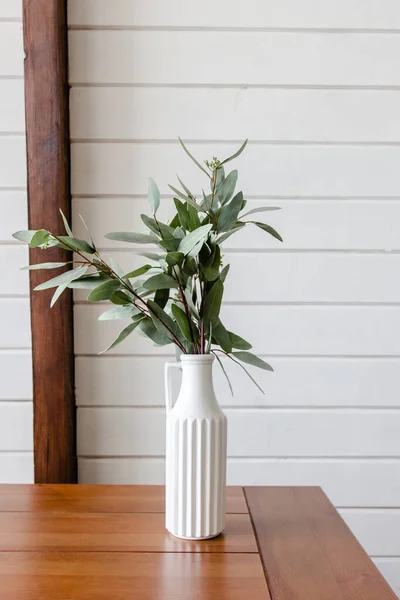 Cabang Eucalyptus Dalam Vas Putih Atas Meja Kayu — Stok Foto