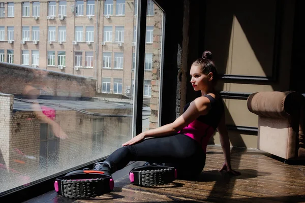 Wanita Kaukasia Cantik Berpose Dalam Sepatu Untuk Kangoo Melompat Duduk — Stok Foto