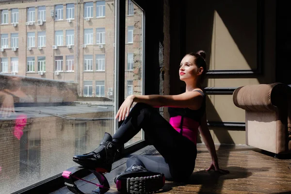 Schöne Fit Kaukasische Frau Posiert Schuhen Für Kangoo Springen Sitzt — Stockfoto
