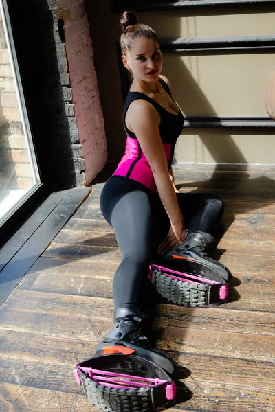 Hermoso Ajuste Mujer Caucásica Posando Zapatos Para Kangoo Saltar Sentado — Foto de Stock