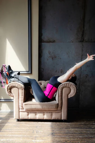 Hermoso Ajuste Mujer Caucásica Posando Zapatos Para Kangoo Saltar Sentado — Foto de Stock