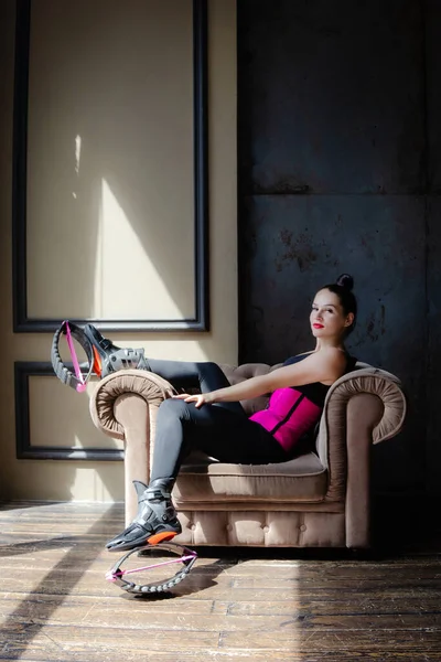 Linda Mulher Caucasiana Ajuste Posando Sapatos Para Salto Kangoo Sentado — Fotografia de Stock