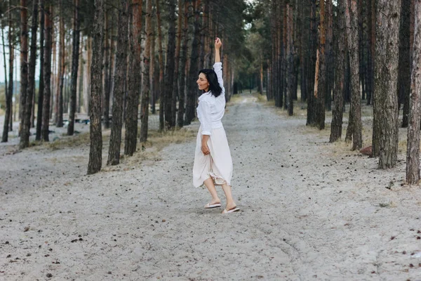 Ung Kvinna Bär Vit Skjorta Och Kjol Skogen — Stockfoto