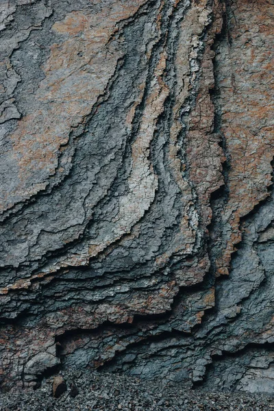 有裂缝的暗色岩石结构 — 图库照片