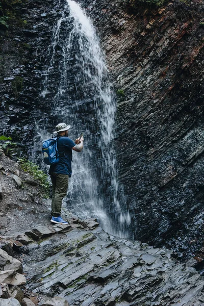 Людина Турист Фотографує Гірський Водоспад Хук Карпатах — стокове фото