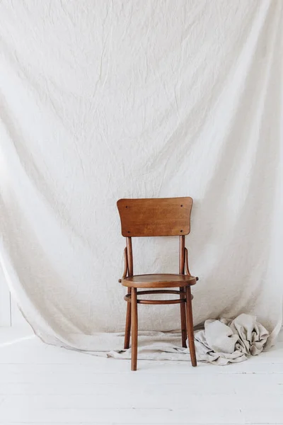 Cadeira Madeira Velha Fundo Têxtil Branco — Fotografia de Stock