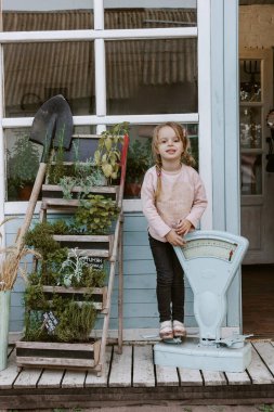 Şirin küçük kız parkta eğleniyor.