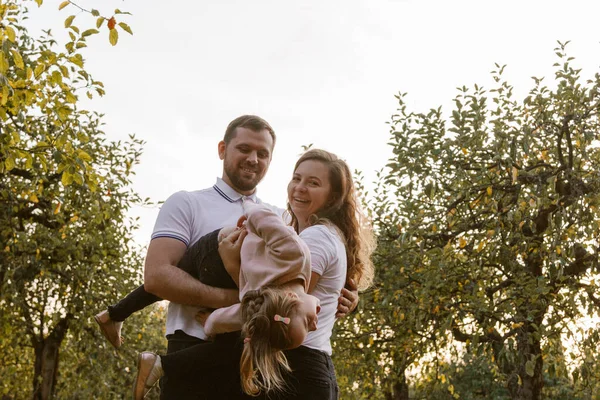 Familj Med Liten Flicka Promenader Parken — Stockfoto