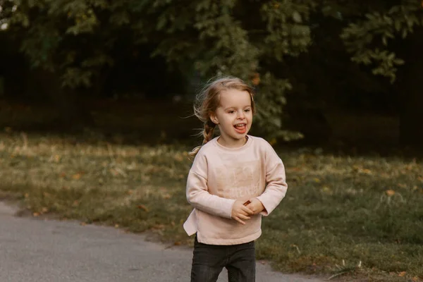 Nettes Kleines Mädchen Läuft Park — Stockfoto