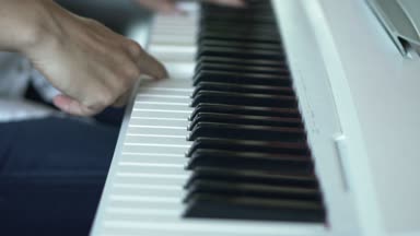 Anahtarlar slomo. Fransız manikür, beyaz bir piyano parmaklar üzerinde çivi olduğunu