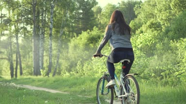 kız bir sisli ormanı bir bisiklet sürme