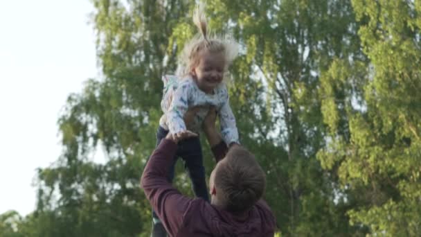 L'uomo vomita la bambina. La ragazza sta ridendo — Video Stock