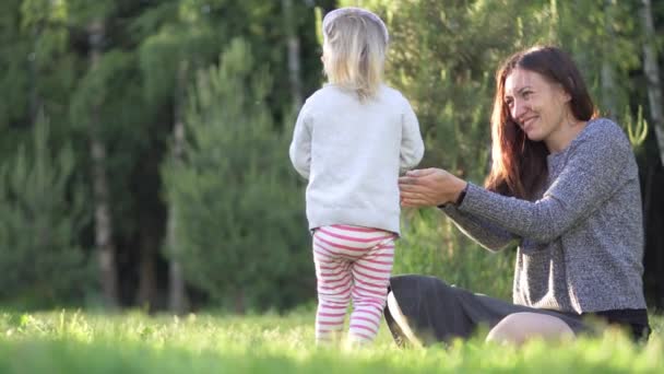 Мама весело играет в лесу с маленькой девочкой — стоковое видео