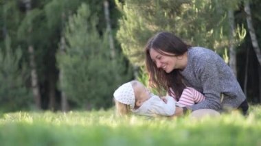 Ormanda küçük bir kız ile anne çalış