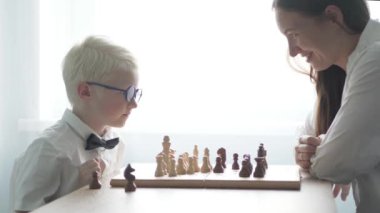 Annesi olarak satranç oynamaktan genç bir albino