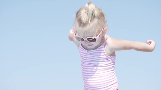 Een Klein Meisje Staat Rand Van Het Zwembad Bereidt Springen — Stockvideo