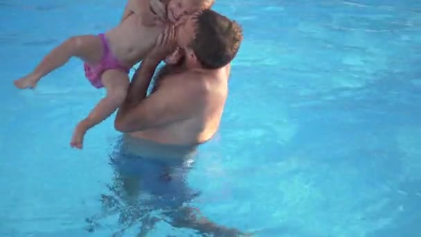 Apa az úszás a medencében, egy kis daughte — Stock videók