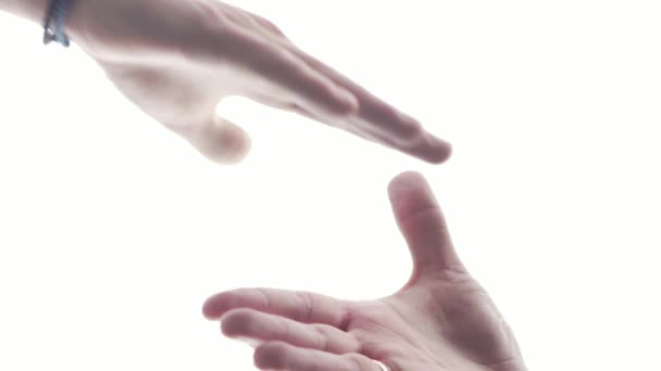 Рукостискання. дві чоловічі руки проти неба — стокове відео