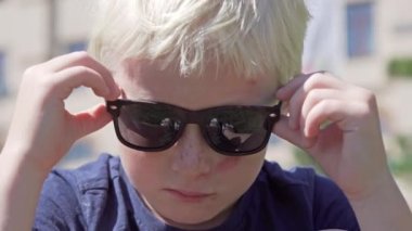 Onun yüzünde bir aşınma ile üzgün bir çocuk