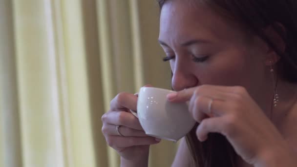 La ragazza sta bevendo il tè — Video Stock