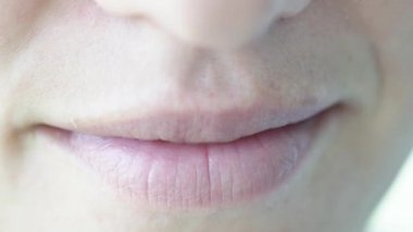 Kapalı ağızlı kız gülümsemeye başlar.