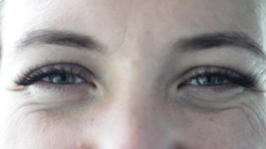 Bir kadının bak. Gözler, kaşlar, kirpik. Yakın çekim. Makro fotoğrafçılık. Ağır çekim