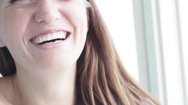 A rapariga ri-se. Uma mulher está de pé de manhã na varanda — Vídeo de Stock