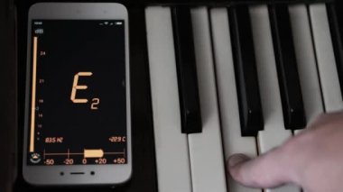 Modern piyano telefon program yardımı ile ayarlama.