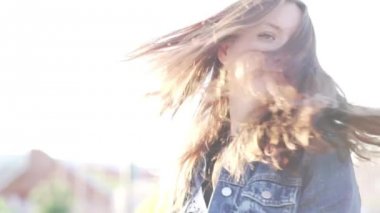 Kıza keskin başını sola ve sağa döner