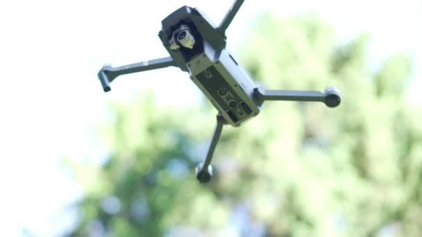 Dron quita el terreno. Quadrocopter vuela sobre el bosque — Vídeo de stock