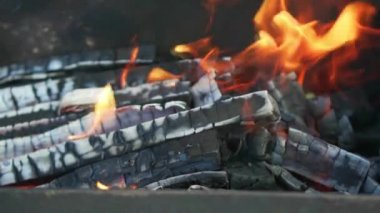 ateş yanıyor. Ağır çekim.