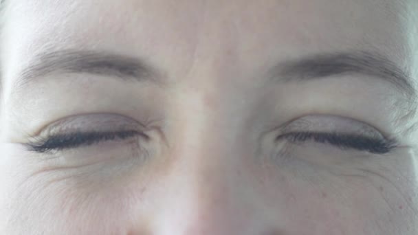 Cara femenina de cerca. Ojos y cejas — Vídeos de Stock