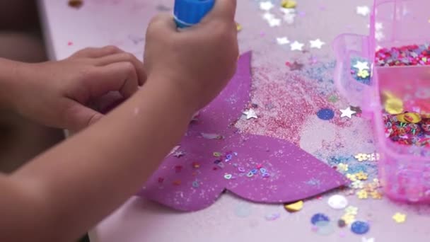 In den Händen eines kleinen Mädchens einen Bleistift kleben — Stockvideo