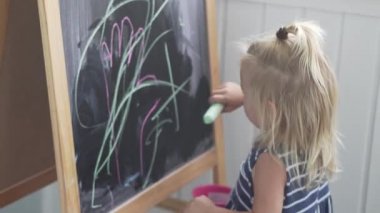 kız siyah tebeşir tahtaya çizer