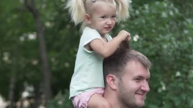 Babalar omuzları üzerinde küçük bir kız