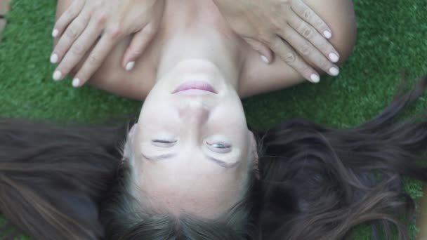 Женщина лежит на траве . — стоковое видео